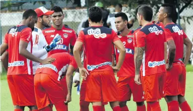  ?? CéSAR BOLíVAR ?? El arquero y capitán Sebastián Viera da indicacion­es previo al segundo duelo de ayer ante el Unión Magdalena.