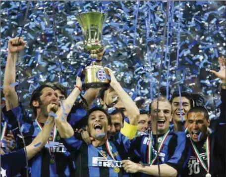  ?? ?? Inter Milan players celebratin­g defeating Juventus to win their eighth Coppa Italia...last night