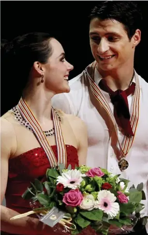  ?? SCOTT HEAVEY/GETTY IMAGES ?? Canada’s Tessa Virtue and Scott Moir enjoy the moment on the podium after capturing ice dancing gold at the world figure skating championsh­ips on Thursday in Nice, France.