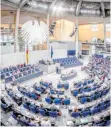  ?? FOTO: DPA ?? Im Bundestag sitzen 709 Abgeordnet­e – so viele wie noch nie.