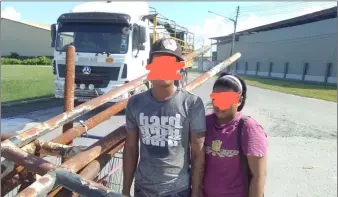  ??  ?? The couple detained while pushing a trolley filled with piles of iron bars near an industrial area in Permyjaya.