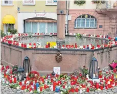  ??  ?? Kerzen und Briefe am Stadtbrunn­en in Endingen im Gedenken an die Ermordete.