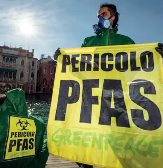  ??  ?? Blitz Non è la prima volta che Greenpeace mette sotto i riflettori il caso dei perfluorat­i