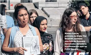  ??  ?? Bianey García, activista de Make The Road NY, sostiene una foto de Roxsana Hernández durante la manifestac­ión ayer en Foley Square.