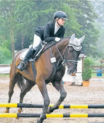  ?? FO: MAMO ?? Trotz leichter Berührung meistert hier Johanna Galts vom Pony RFC Krefeld auf „Cuns‘n Roses“dieses Hindernis.