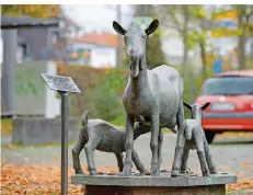  ?? FOTO: IRIS MAURER ?? Eine Deutsche Edelziege mit Zickeln ist diese „Bergmannsk­uh“, die der Neunkirche­r Künstler Franz Mörscher gestaltet hat.