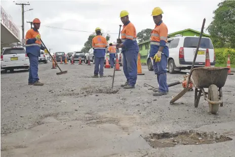  ?? Photo: Ronald Kumar ?? Fiji Roads Authority subcontrac­tors mend potholes along Nasinu Road on May 11, 2020.