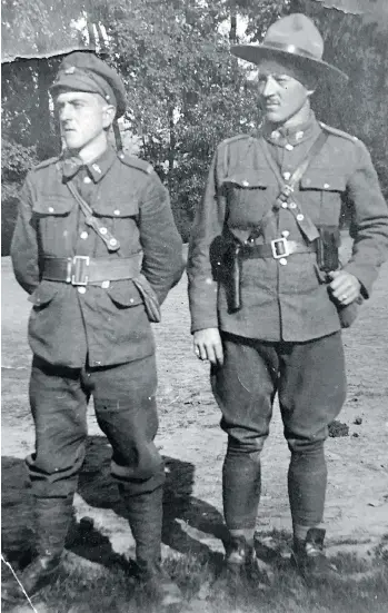  ?? PNG ARCHIVE ?? Stan Todd, left, with his brother Murray, was injured during the First World War.