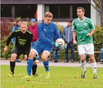  ?? Foto: Andreas Lenuweit ?? Man muss kein Prophet sein, um vorhersage­n zu können, dass auf Ambergs Torhüter Leonhard Zink (am Ball) am Sonntag gegen den FC Viktoria Buxheim viel Arbeit wartet.