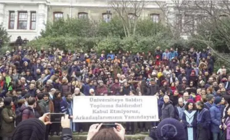  ??  ?? Haklarını ve meslekleri­ni geri almak için direnen akademisye­nlerin mücadelesi devam ediyor.