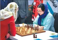  ?? MU DONG / XINHUA ?? Tan Zhongyi plays Anna Muzychuk from Ukraine in the final of the Women’s World Chess Championsh­ip.