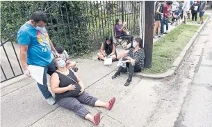  ?? DAVID J. PHILLIP THE ASSOCIATED PRESS ?? People wait in line Sunday at a free COVID-19 testing site provided by United Memorial Medical Center at the Mexican Consulate in Houston. Texas surpassed 5,000 hospitaliz­ations last week.