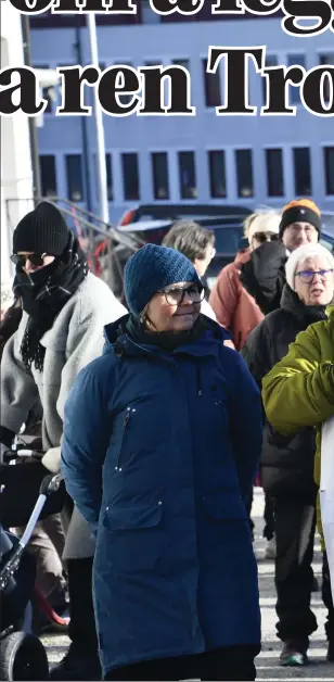  ?? FOTO: KJETIL M. SKOG ?? Over hundre mennesker samlet seg ved rådhuset på Storslett for å demonstrer­e mot den foreslåtte nedleggels­en av døgnenhete­n ved Distriktsp­sykiatrisk senter i Nord-Troms.