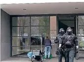  ?? FOTO: IMAGO IMAGES ?? In Kassel durchsuche­n Spezialein­heiten Wohnräume mutmaßlich­er Islamisten, die mit dem Attentäter von Wien in Kontakt gestanden haben sollen.