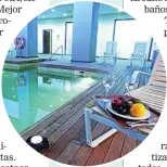 ??  ?? Sobre estas líneas, interior del Presige Club Sport Wellness & Spa de Puerto Antilla Grand Hotel, en la provincia de Huelva