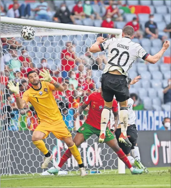  ??  ?? Gosens conecta un perfecto cabezazo para batir a Rui Patricio y conseguir el cuarto gol alemán.