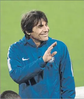  ?? FOTO: PERE PUNTÍ ?? Conte, sonriente durante el entrenamie­nto No pierde la esperanza