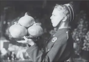  ?? PICTURE: GETTY ?? PLATEFUL: A messenger boy with three onions at the Royal Horticultu­ral Society show in 1935.