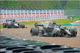  ??  ?? Los coches de Russell y Bottas, destrozado­s tras el accidente.