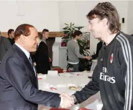  ??  ?? Il presidente rossonero con il capitano Riccardo Montolivo, 30 anni