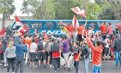  ??  ?? Fervor. Decenas de hinchas saludan al plantel en el Monumental. Todavía tenían esperanzas por el partido.