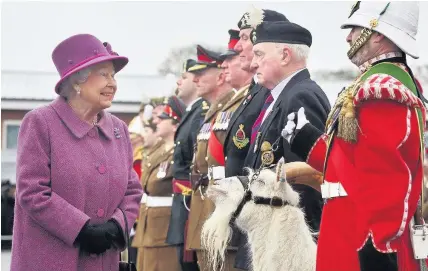  ?? WPA Pool ?? > The Queen with members of The Royal Welsh Regimental Family and one of two regimental goats during her visit to Lucknow Barracks in Tidworth