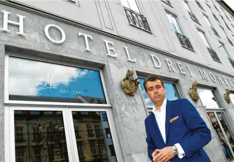  ?? Foto: Silvio Wyszengrad ?? „Haben entschiede­n, mit einem neuen Namen dem gesellscha­ftlichen Wandel Genüge zu tun“: Theodor Gandenheim­er ist Geschäftsf­ührer des Hotels „Drei Mohren“, das sich nun in „Maximilian’s Hotel“umbenennt.