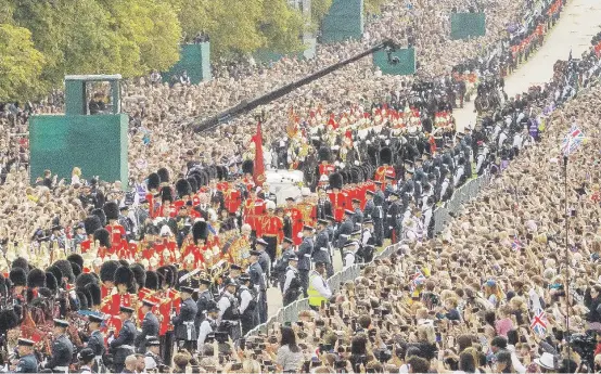  ?? ?? Los británicos demostraro­n su devoción por la monarca echándose en masa a las calles del centro de la capital.