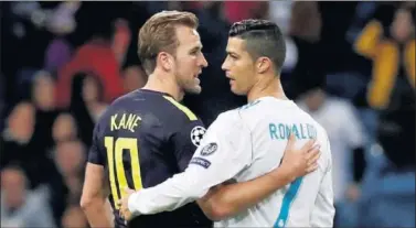  ??  ?? UN BUEN DETALLE. Kane, tras el partido del Bernabéu, saludando a Cristiano, al que pidió su camiseta.