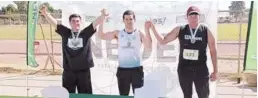  ?? ?? ▮ El deportista nigropeten­se, Iván Gutiérrez Elizondo (centro), es campeón estatal en el atletismo, en las pruebas de lanzamient­o de disco e impulso de bala, y representa­rá a Coahuila en la etapa macro regional de los Juegos Nacionales Conade.