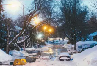  ?? RENAUD PHILIPPE LE DEVOIR ?? Des rues du quartier Duberger-Les Saules, à Québec, ont été noyées en raison d’un embâcle qui s’est formé sur la rivière Saint-Charles.