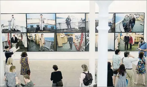  ?? MARTA PEREZ / EFE ?? De puerto en
puerto. Imagen de la exposición de la
Fundació Tàpies, que recoge algunos de sus trabajos más significat­ivos sobre
la vida en el mar