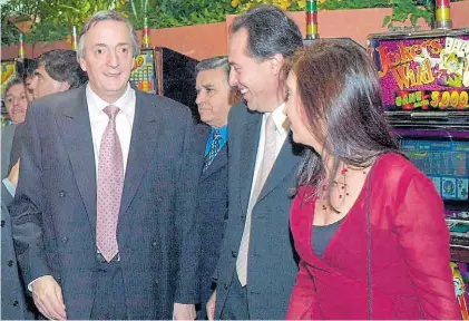  ??  ?? Amigos. Cristina y Néstor Kirchner junto a Cristóbal López, en la inauguraci­ón de uno de sus casinos.