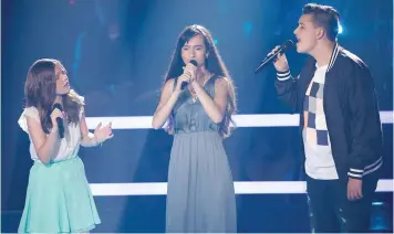  ??  ?? Arina Mireille, Silya et Philippe ont interprété la chanson Il faudra leur dire, lors de la première ronde de duels de La Voix Junior, dimanche dernier.