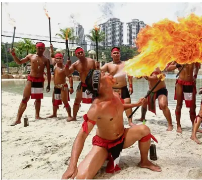  ?? — Photos: AZMAN GHANI / The Star ?? One of Hali’s trademark tricks is blowing the ‘fire dragon’.