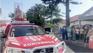  ?? ?? Relíquias percorrera­m o Porto Santo num carro dos bombeiros.