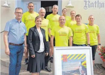  ?? FOTO: KLAUS WEISS ?? Vor dem Start nach Untermarch­tal noch schnell ein Gruppenfot­o: vorne in der Mitte Prof. Dr. Michael Reich, daneben Hauptamtsl­eiterin Tanja Bloching und Klaus Merz mit einem Teil der 16 Läufer.