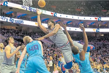  ??  ?? Acrobacia. Joel Embiid muestra toda su plasticidi­dad para llegar al aro y sumar dos puntos para los Sixers.