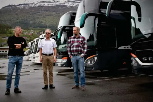  ??  ?? Bussjåføre­ne Ole Johnny Aasebøstøl (fra v.), Olav Fure og Edvard Hartvigsen har vært permittert siden midten av mars. Nye busser til 5 millioner kroner har stått parkert like lenge. Men nå kan de snart sette seg bak rattet.