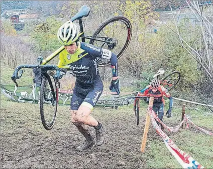  ?? FOTO: TWITTER RUIZ DE LARRINAGA ?? El ciclista alavés enseña la rueda trasera a su rival vizcaíno en una de las subidas de la prueba de Igorre