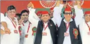  ?? SUBHANKAR CHAKRABORT­Y/HT ?? SP chief Akhilesh Yadav (C) with senior party leaders during the party's 8th state convention on Saturday.