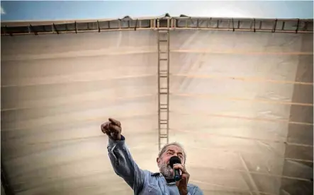  ??  ?? O ex-presidente Luiz Inácio Lula da Silva discursa em Marcolândi­a, no Piauí, parte de seu giro pela região Nordeste