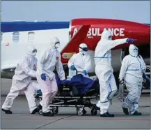  ??  ?? Dieser schwer kranke französisc­he Corona-Patient landete Anfang April per Ambulanz-Jet in Dresden.