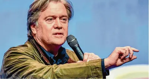  ?? Foto: Philippe Huguen, afp ?? Steve Bannon fühlt sich auf vielen Bühnen dieser Welt zu Hause. Im Zuge der Affäre um den millionenf­achen Daten Klau bei Facebook gerät er nun in den Fokus. Bannon er forschte über Jahre die Vorlieben der US Wähler – mit Daten der britischen Firma...