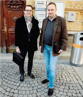  ??  ?? Habsburg mit seinem Rechtsbeis­tand Dr. Stefan Schermaier