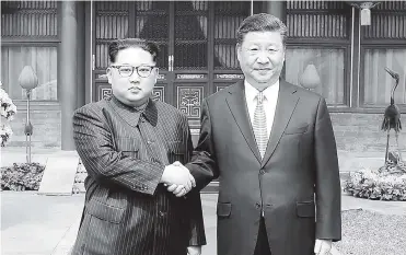  ?? AFP ?? La histórica visita de Kim Jong Un (izq.) “no oficial”, y que fue recibido por el presidente Xi Jinping.