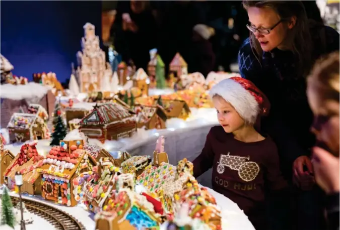  ?? KRISTIAN JACOBSEN ?? Samuel og mamma Richeldis Robb tenker allerede på om de skal bidra med pepperkake­bygg neste år.