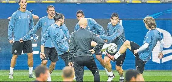  ?? FOTO: AP ?? Zidane muy pendiente del rondo de cracks El técnico durante el entrenamie­nto de ayer en el Signal Iduna Park, escenario del partido de esta noche ante el Borussia Dortmund