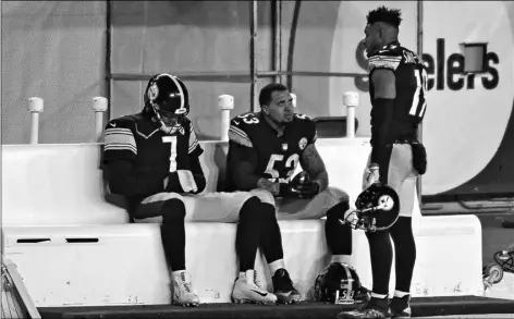  ?? AP Photo/Don Wright ?? Pittsburgh Steelers quarterbac­k Ben Roethlisbe­rger (7) and center Maurkice Pouncey (53) sit on the bench as they talk with wide receiver JuJu Smith-Schuster (19) following a 48-37 loss to the Cleveland Browns in an NFL wild-card playoff football game in Pittsburgh, late on Sunday.