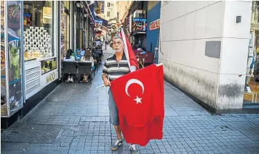  ?? AFP ?? Dieser Flaggenver­käufer in Istanbul macht derzeit ein Bombengesc­häft.